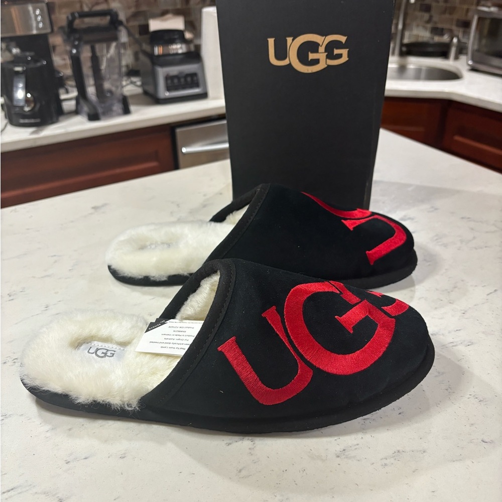 UGG Men's Scuff Logo Slipper 100% Authentic Black/Red - Picture 1 of 7